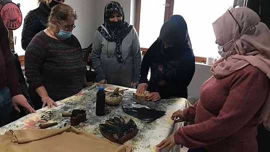 Unutulmaya yüz tutmuş 'Çit baskı sanatı' ev kadınlarının elinde hayat buluyor