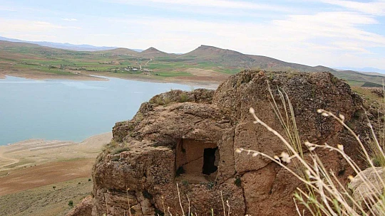Urartular dönemine ait Tanrıverdi Kalesi ilk günkü ihtişamını koruyor