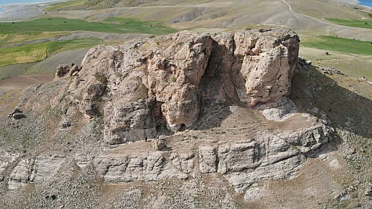 Urartular dönemine ait Tanrıverdi Kalesi ilk günkü ihtişamını koruyor