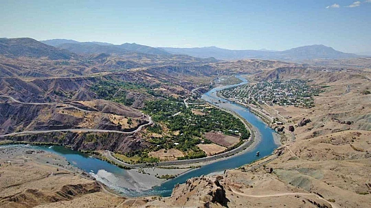 Urartular tarafından çivi yazısıyla yazılan 3 bin yıllık taş kitabe, ilk günkü ihtişamını koruyor