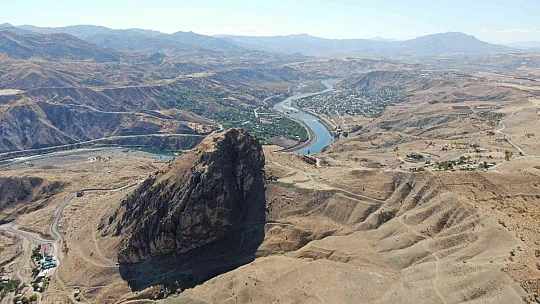 Urartular tarafından çivi yazısıyla yazılan 3 bin yıllık taş kitabe, ilk günkü ihtişamını koruyor