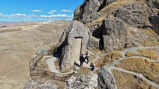 Urartular tarafından çivi yazısıyla yazılan 3 bin yıllık taş kitabe, ilk günkü ihtişamını koruyor
