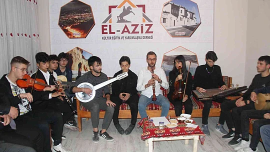 Usta sanatçı Serdar Gökhan, Elazığ kürsübaşı etkinliğinde doyasıya eğlendi