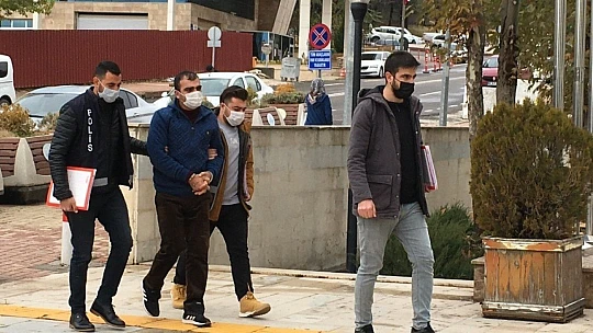 Uyuşturucu tacirine şok baskın, hepsi odunluktan çıktı