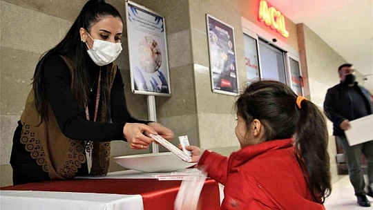 Uzmanlar ebeveynleri uyardı: Süt dişleri, daimi dişler için rehber görevi görür