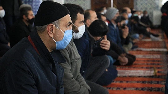 Vaka sayısı yüzde 70 düşen Elazığ'da vatandaşlar Cuma namazı için dışarı çıktı