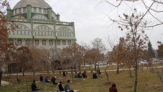 Vaka sayısı yüzde 70 düşen Elazığ'da vatandaşlar Cuma namazı için dışarı çıktı