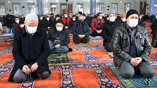 Vaka sayısı yüzde 70 düşen Elazığ'da vatandaşlar Cuma namazı için dışarı çıktı