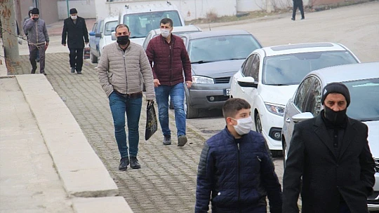 Vaka sayısı yüzde 70 düşen Elazığ'da vatandaşlar Cuma namazı için dışarı çıktı