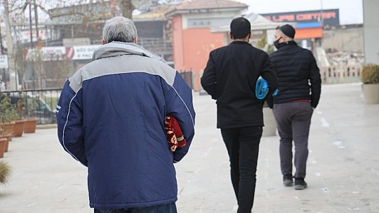 Vaka sayısı yüzde 70 düşen Elazığ'da vatandaşlar Cuma namazı için dışarı çıktı