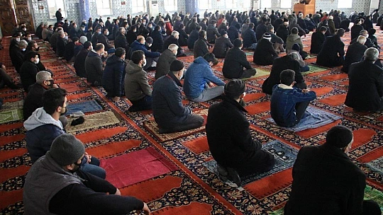 Vaka sayısı yüzde 70 düşen Elazığ'da vatandaşlar Cuma namazı için dışarı çıktı