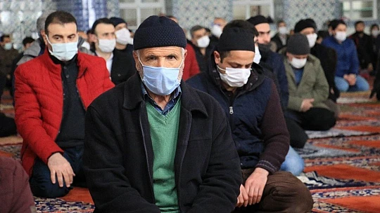 Vaka sayısı yüzde 70 düşen Elazığ'da vatandaşlar Cuma namazı için dışarı çıktı