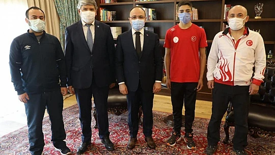 Vali Erkaya Yırık, derecelerle dönen sporcuları ağırladı