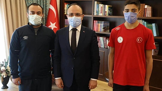 Vali Erkaya Yırık, derecelerle dönen sporcuları ağırladı