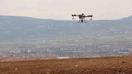 Vali Ömer Toraman, lavanta bahçesini dron ile ilaçladı