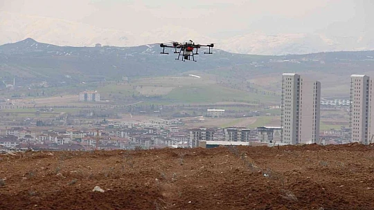Vali Ömer Toraman, lavanta bahçesini dron ile ilaçladı
