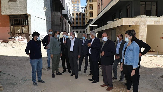 Vali Toraman  deprem konutlarını inceledi