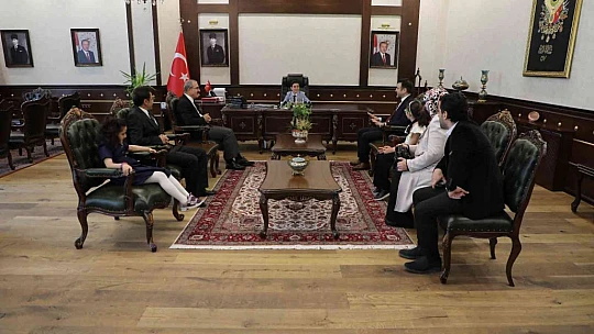 Vali Toraman koltuğunu 4. sınıf öğrencisi Alper'e devretti