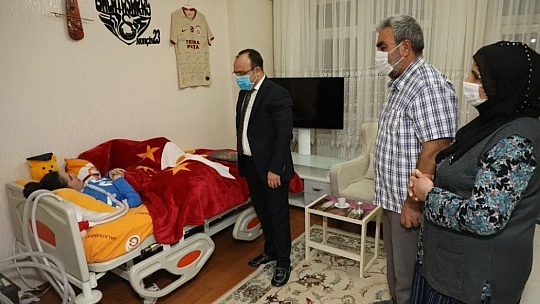 Vali Yırık, kas hastası Nurçin'e forma hediye etti