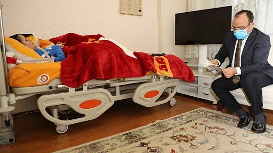 Vali Yırık, kas hastası Nurçin'e forma hediye etti