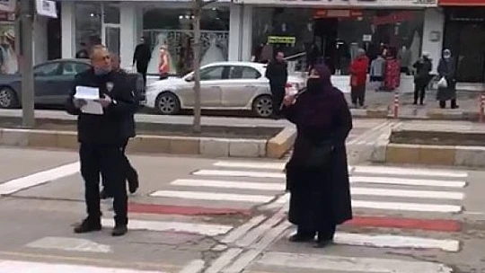 Valilik önünde boynuna bıçağı dayayan kadını polis ikna etti