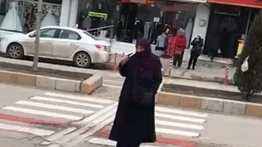 Valilik önünde boynuna bıçağı dayayan kadını polis ikna etti