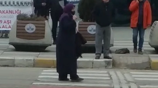 Valilik önünde boynuna bıçağı dayayan kadını polis ikna etti