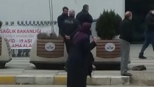 Valilik önünde boynuna bıçağı dayayan kadını polis ikna etti