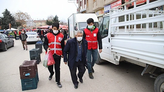 Vefalı gençler, pazara gitti yaşlılara yardım etti