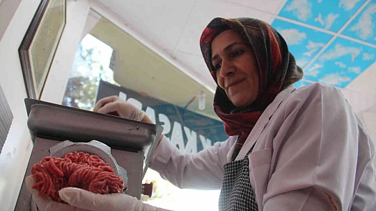 Vejetaryen olması kasap olmasına engel olmadı, çalışma titizliğiyle erkeklere taş çıkardı