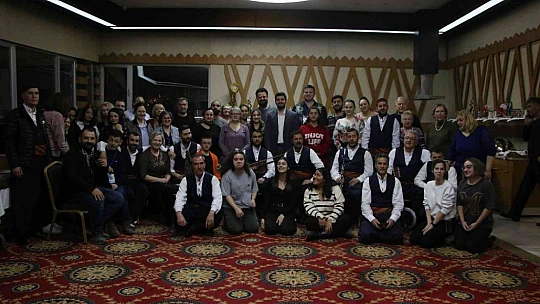 Yabancı turistler Türk Gecesinde doyasıya eğlendi
