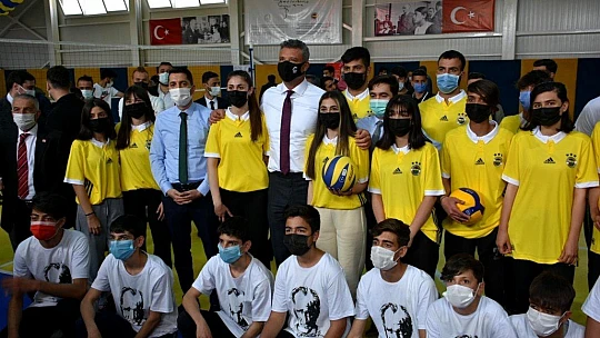 Yapımı tamamlanan spor salonunun açılışı gerçekleştirildi