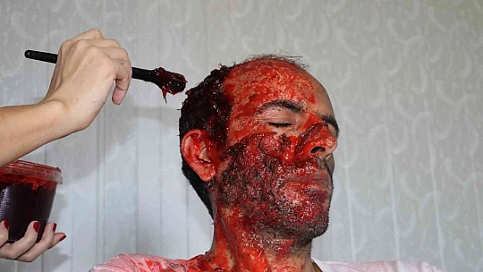 Yaptığı makyajlarla 'tatbikatların aranan eli' haline geldi