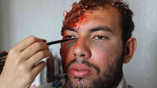 Yaptığı makyajlarla 'tatbikatların aranan eli' haline geldi