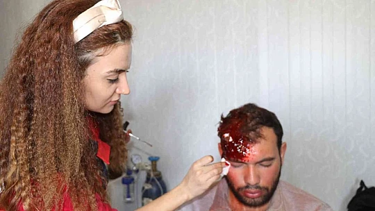 Yaptığı makyajlarla 'tatbikatların aranan eli' haline geldi