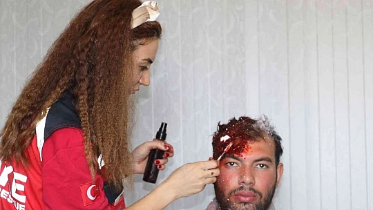 Yaptığı makyajlarla 'tatbikatların aranan eli' haline geldi