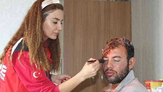 Yaptığı makyajlarla 'tatbikatların aranan eli' haline geldi