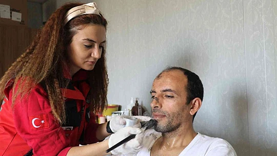 Yaptığı makyajlarla 'tatbikatların aranan eli' haline geldi