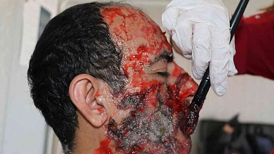 Yaptığı makyajlarla 'tatbikatların aranan eli' haline geldi