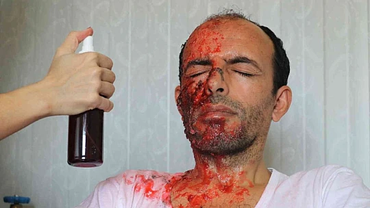 Yaptığı makyajlarla 'tatbikatların aranan eli' haline geldi