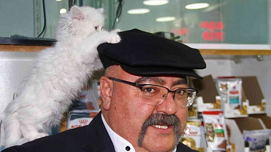Yavru kediyle görüntüleri gülümsetmişti, her gün gidip kediyle vakit geçiriyor