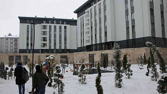 Yeni evlerine kavuşan depremzede: 'Konutlar, gerçekten muazzam. Devletimize ne kadar teşekkür etsek azdır'