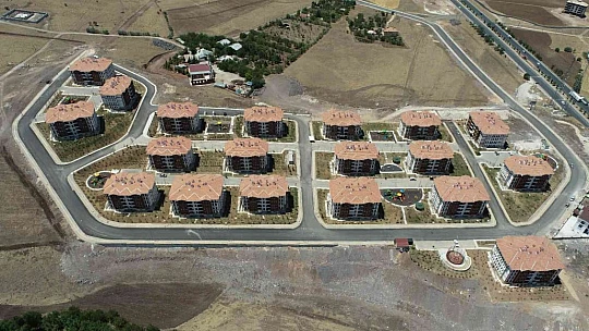 Yeni yuvalarına kavuşan deprem mağdurları: 'Evler 5 yıldızlı otel gibi'