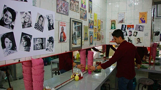 Yeşilçam oyuncularının unutulmaması için iş yerinin duvarlarını posterleriyle doldurdu