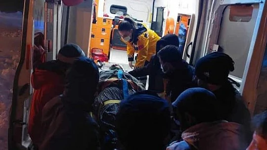 Yollar kapandı, ekipler hasta vatandaşa ulaşmak için seferber oldu