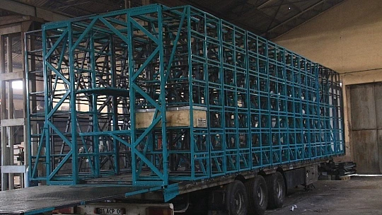 Yurt dışından geldi, Türkiye'nin en büyük ve teknolojik mobil arı tırını yaptı