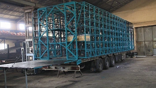 Yurt dışından geldi, Türkiye'nin en büyük ve teknolojik mobil arı tırını yaptı