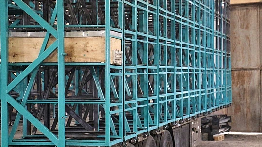 Yurt dışından geldi, Türkiye'nin en büyük ve teknolojik mobil arı tırını yaptı