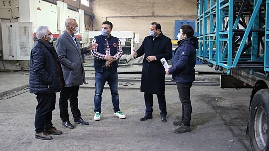 Yurt dışından geldi, Türkiye'nin en büyük ve teknolojik mobil arı tırını yaptı