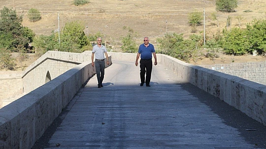 Yüzlerce yıllık Palu Köprüsü tarihe meydan okuyor